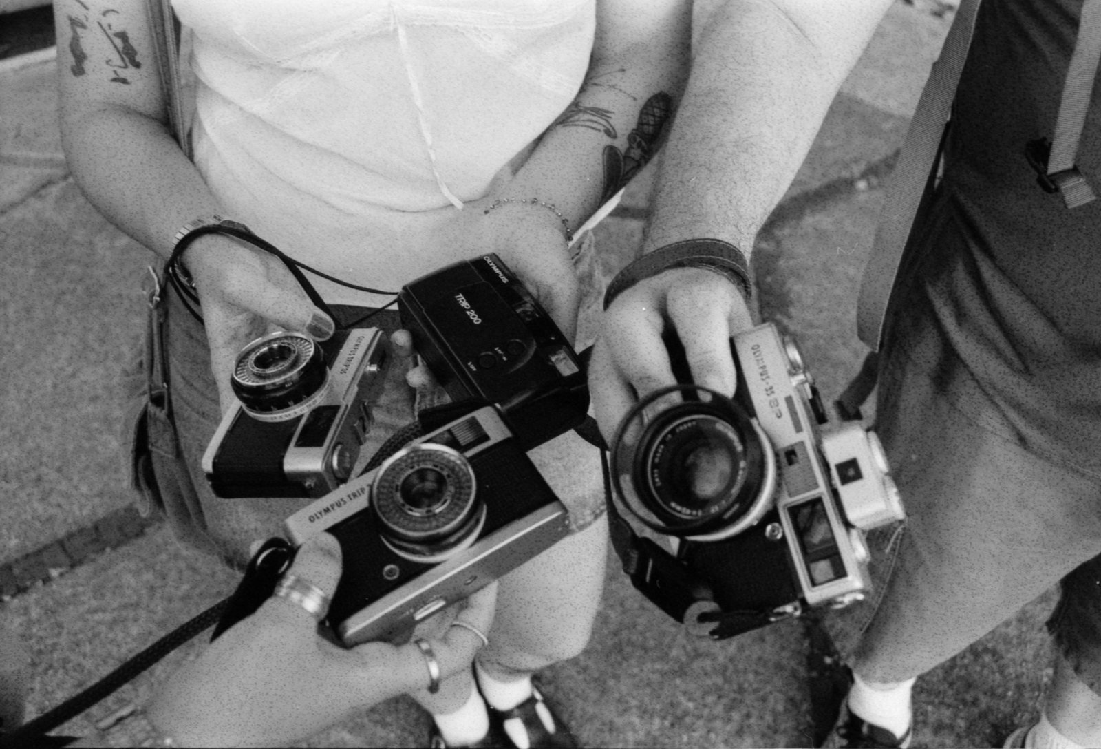 Participantes de um Encontro de Fotografia Analógica mostrando suas câmeras