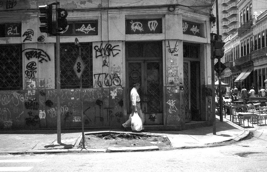 Foto em Fomapan 400 (push para 1600) revelada no Cafeína